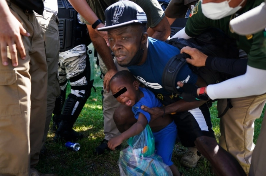 Un migrante haitiano es detenido junto con un menor por personal del INM en la localidad de Escuintla, Chiapas. Foto Afp
