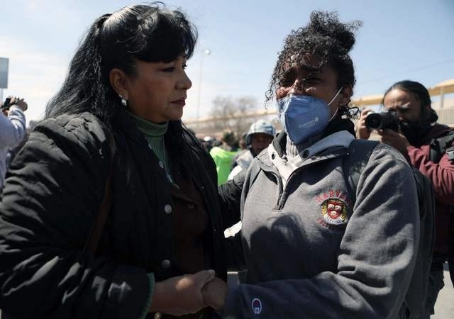 Familiares de migrantes fallecidos durante el siniestro. Foto Afp