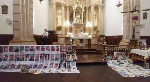 En el Templo de La Merced, en Guadalajara, Jalisco, se realizó una misa dedicada a los cinco jóvenes que desaparecieron el pasado 11 de agosto en el municipio de Lagos de Moreno, a la cual acudieron los familiares. Foto cortesía del portal cuadrante7.mx