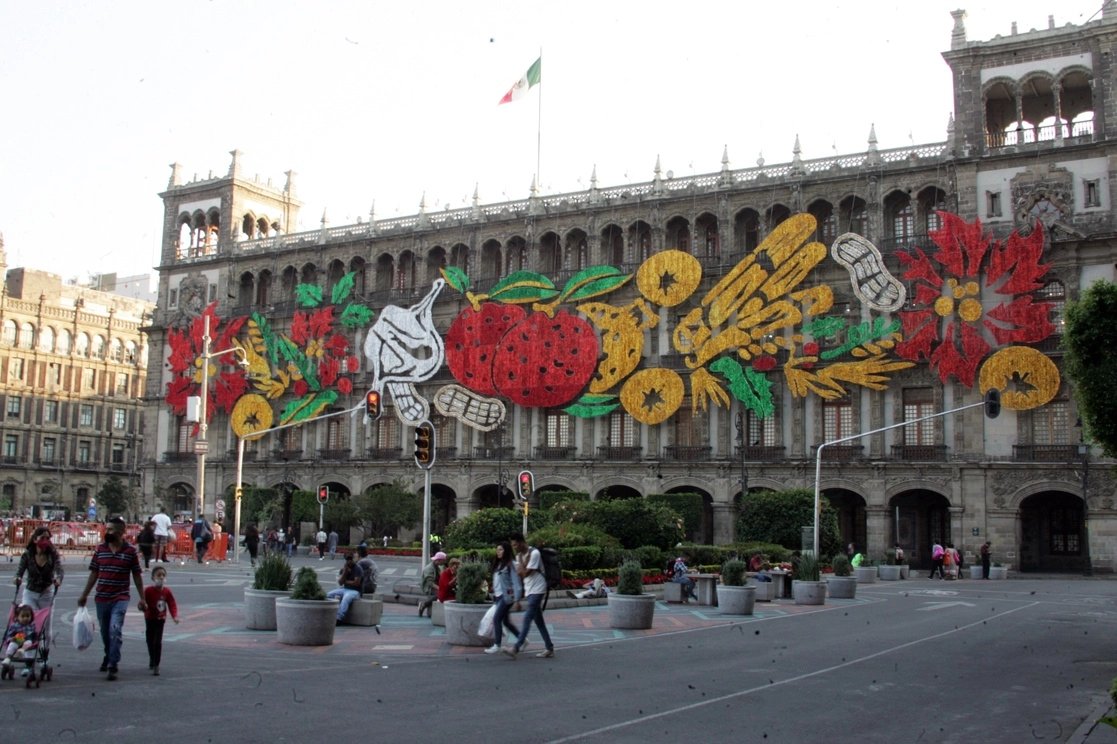 Colocación de los adornos e iluminación navideña en el Zócalo de CDMX. Foto Roberto García