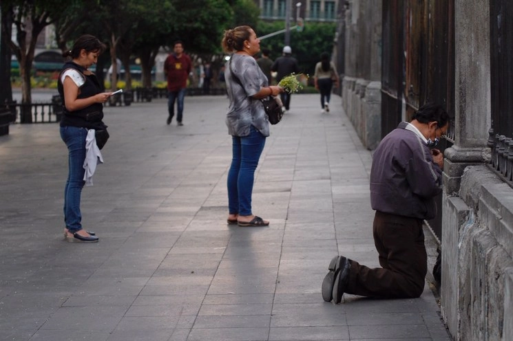 Personas rezan a las afueras de la Catedral Metropolitana en imagen de archivo. Foto Cristina Rodríguez