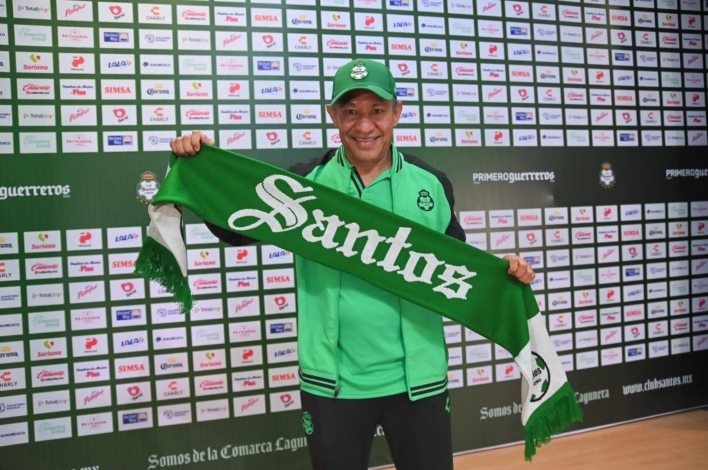 “Necesito hacer al equipo más agresivo. El jugador que no corre, no juega conmigo", señaló Ambriz durante su presentación. Foto tomada de X @ClubSantos.