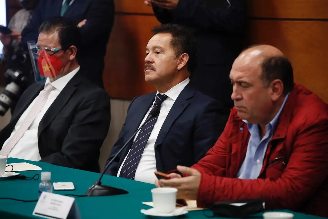 Ignacio Mier, al centro, durante una reunión con coordinadores parlamentarios. Foto: Cristina Rodríguez
