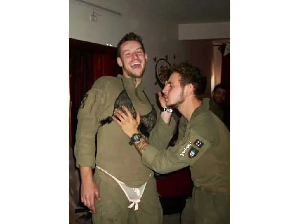 En momentos en que una hambruna inminente intensifica el escrutinio mundial sobre la ofensiva de Netanyahu, soldados israelíes publicaron fotos y videos en YouTube e Instagram de sí mismos jugando con ropa interior que han encontrado en hogares palestinos, "lo cual es degradante para las mujeres gazatíes y para todas las mujeres", dijo Ravina Shamdasani, portavoz de la Oficina de Derechos Humanos de la ONU. Foto tomada de video