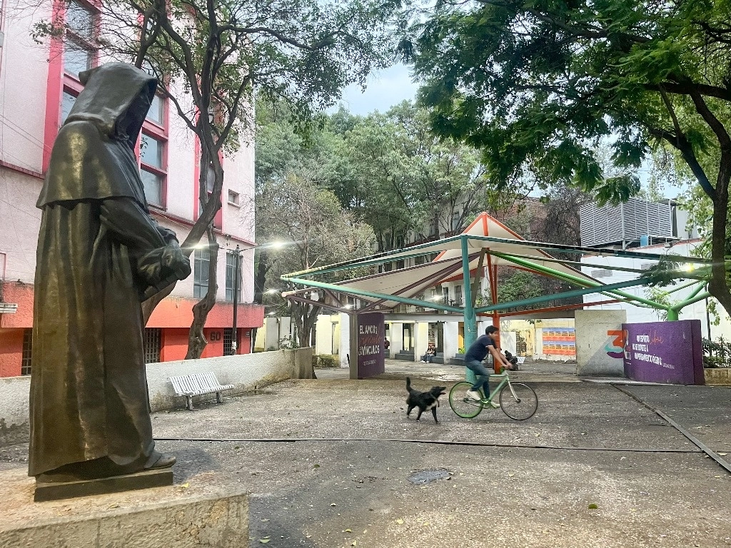 Perspectiva de la Plaza Giordano Bruno tras el desalojo de migrantes. Foto Víctor Camacho