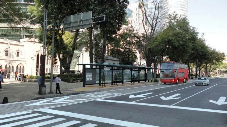 El Tribunal de Justicia Administrativa determinó que el permiso de publicidad como los parabuses de la línea 7 del Metrobús instalados en Paseo de la Reforma son ilegales. Foto Laura Gómez Flores