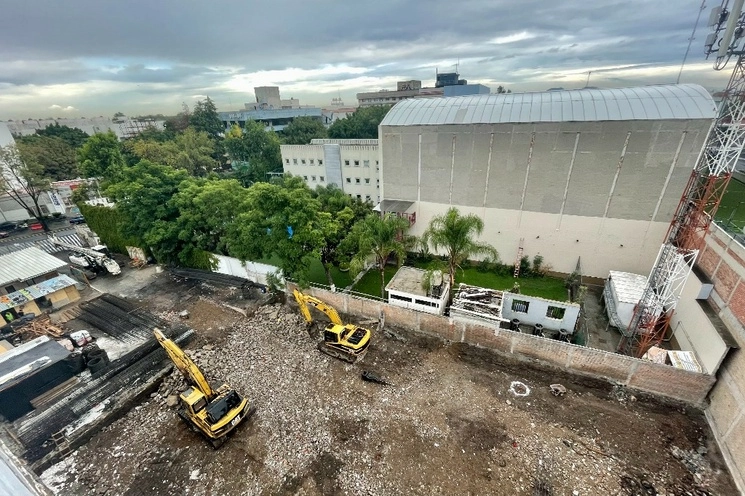 Construcción de un complejo de departamentos en la alcaldía Benito Juárez. Foto Roberto García Ortiz / Archivo