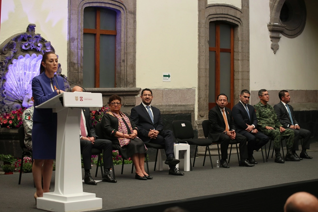 Acompañada de miembros de su gabinete y mandos de la Guardia Nacional y del Ejército, la jefa de Gobierno, Claudia Sheinbaum, presentó ayer el reporte trimestral de la incidencia delictiva en la capital del país, en el Museo de la Ciudad de México. Foto María Luisa Severiano