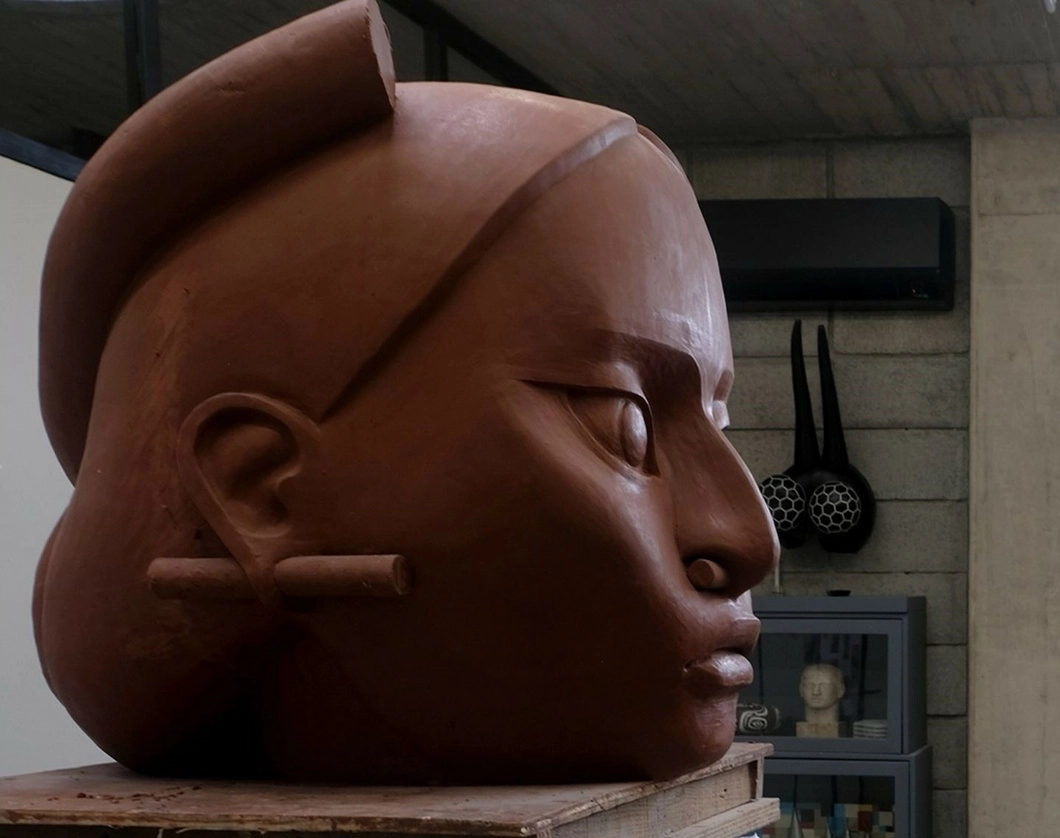 Prototipo de la escultura que sustituirá a la estatua de Cristóbal Colón en Paseo de la Reforma, la cual es esculpida por el artista Pedro Reyes. Foto José Antonio López