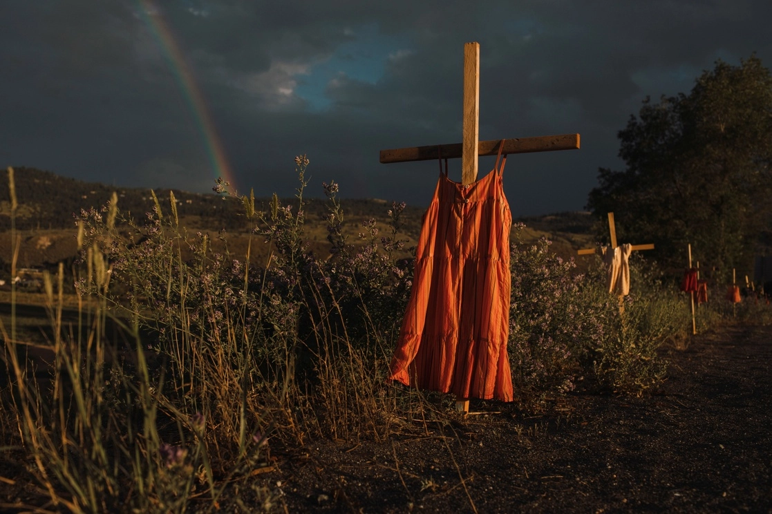Una foto de cruces de las cuales cuelgan vestidos de niñas, colocadas cerca de un "internado" canadiense donde el año pasado se hallaron los restos de 215 niños indígenas, ganó el World Press Photo del año 2022. Foto Ap