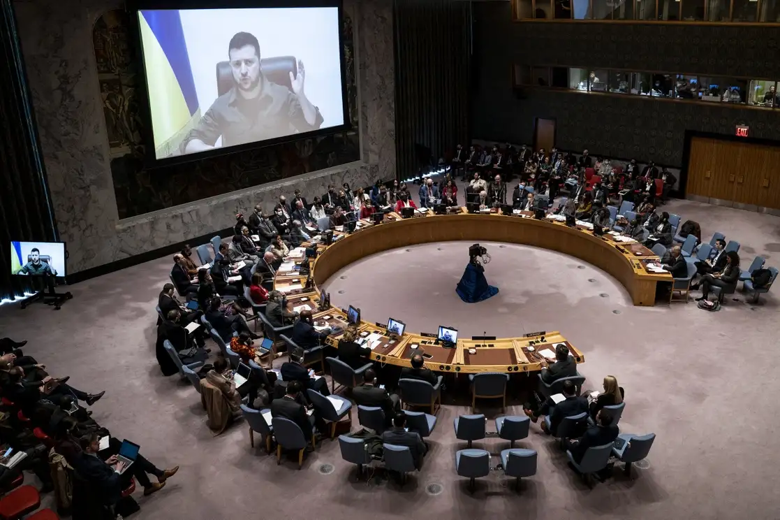 Diplomáticos escuchan un mensaje del presidente ucranio, Volodomir Zelensky, ante el Consejo de Seguridad de la Organización de las Naciones Unidas, el 5 de abril de 2022. Foto Ap 