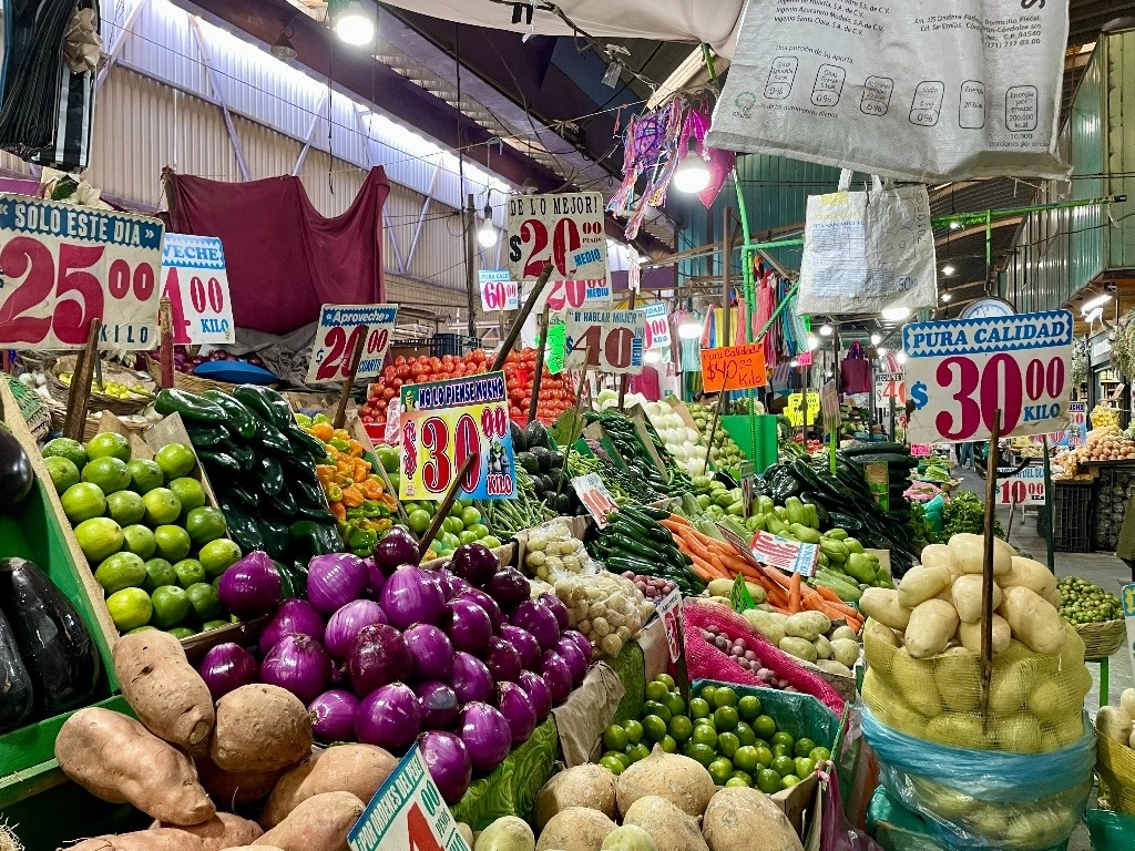 Compra y venta de alimentos en el mercado de Jamaica de la CDMX. Foto Roberto García Ortiz/ archivo
