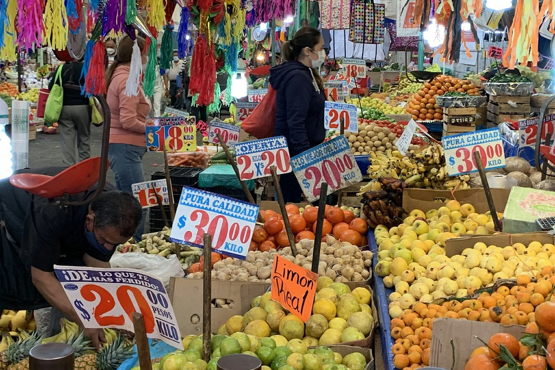 Productos referentes de la cocina mexicana, como el jitomate, las tortillas, el limón y el aguacate experimentan incrementos de dos cifras. La imagen, en un mercado de la Ciudad de México. Foto José Antonio López