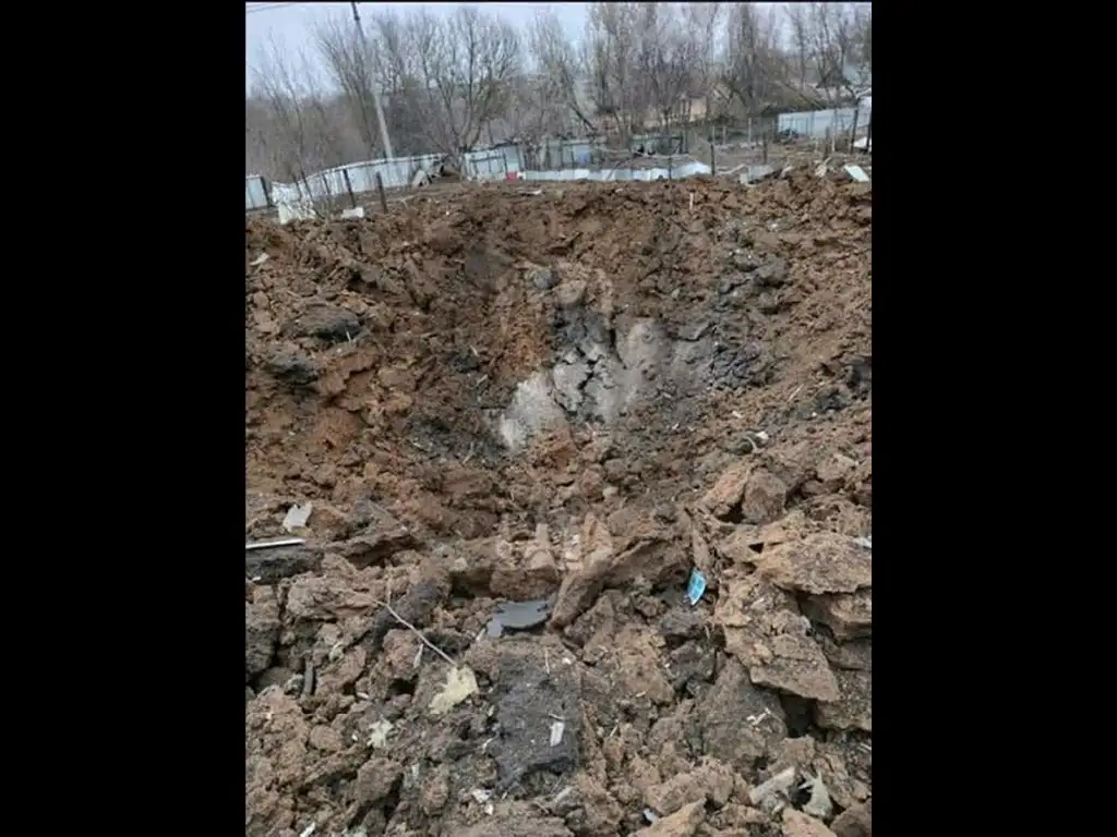 Un cráter de entre 10 y 15 metros de diámetro se formó en Kireevsk, región rusa de Tula, a unos 200 kilómetros de Moscú, por el impacto de un dron cargado de explosivos en una zona residencial. El saldo fue de tres heridos. La imagen fue proporcionada por Ostorozhno Novosti.Foto Ap
