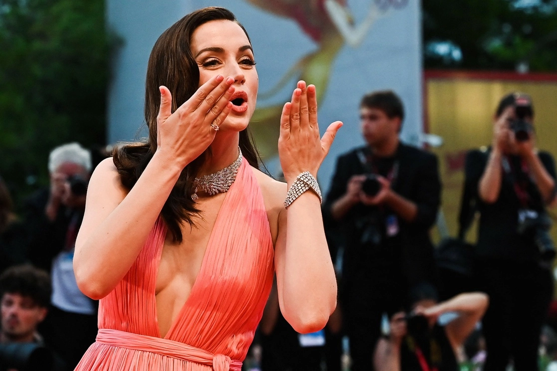 Ana de Armas arriba a la proyección de la cinta ‘Blonde’ en el Festival Internacional de Cine de Venecia. Foto Afp