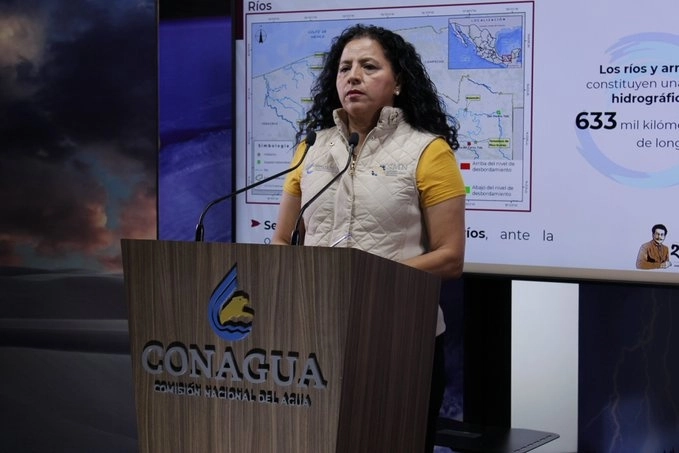 La coordinadora del SMN,  Alejandra Méndez Girón durante conferencia de prensa. Foto tomada de la cuenta de Twitter @conagua_clima