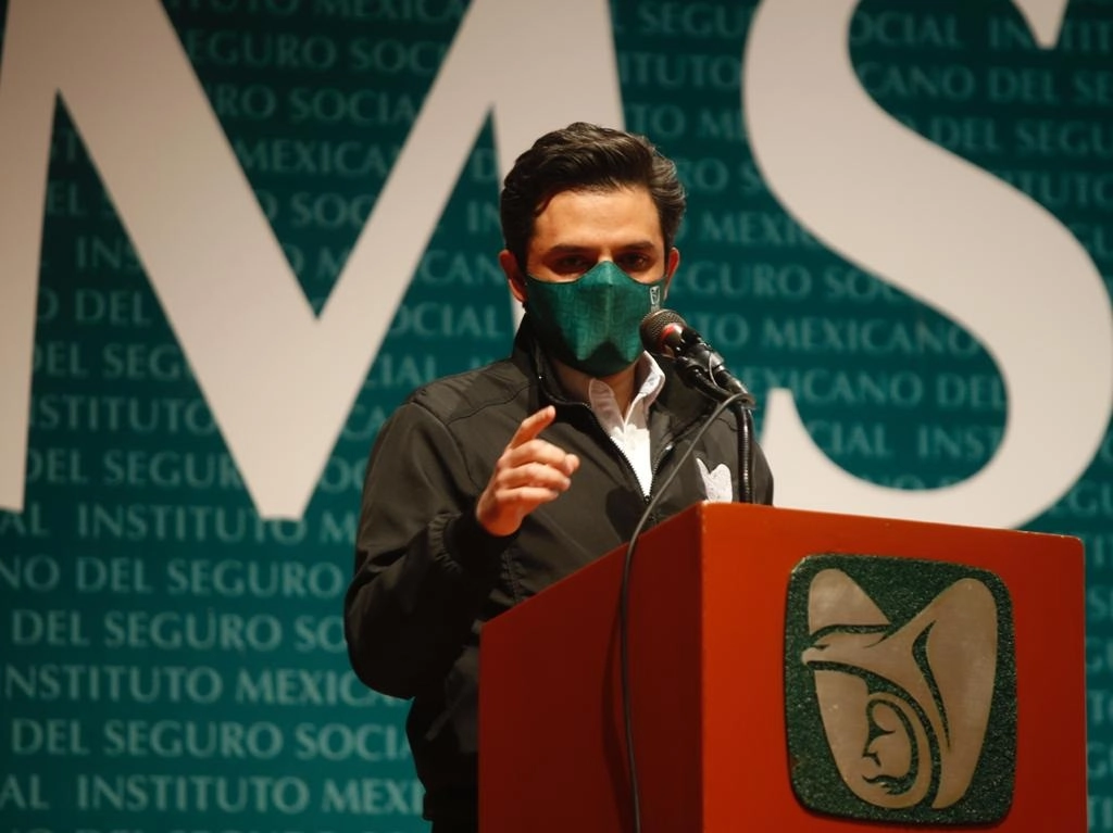 El director general del IMSS, Zoé Robledo, durante conferencia de prensa en el Teatro Juan Moisés Callejas, en la alcadía Cuauhtémoc, Ciudad de México. Foto Guillermo Sologuren