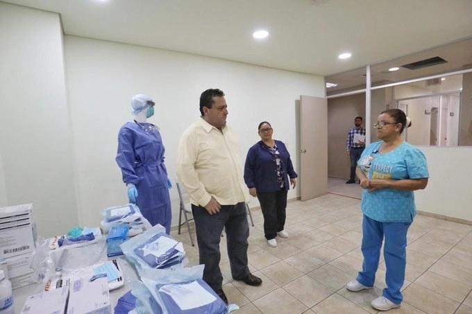 El gobernador Carlos Mendoza Davis, en un hospital de Baja California Sur. Foto @cmendozadav

