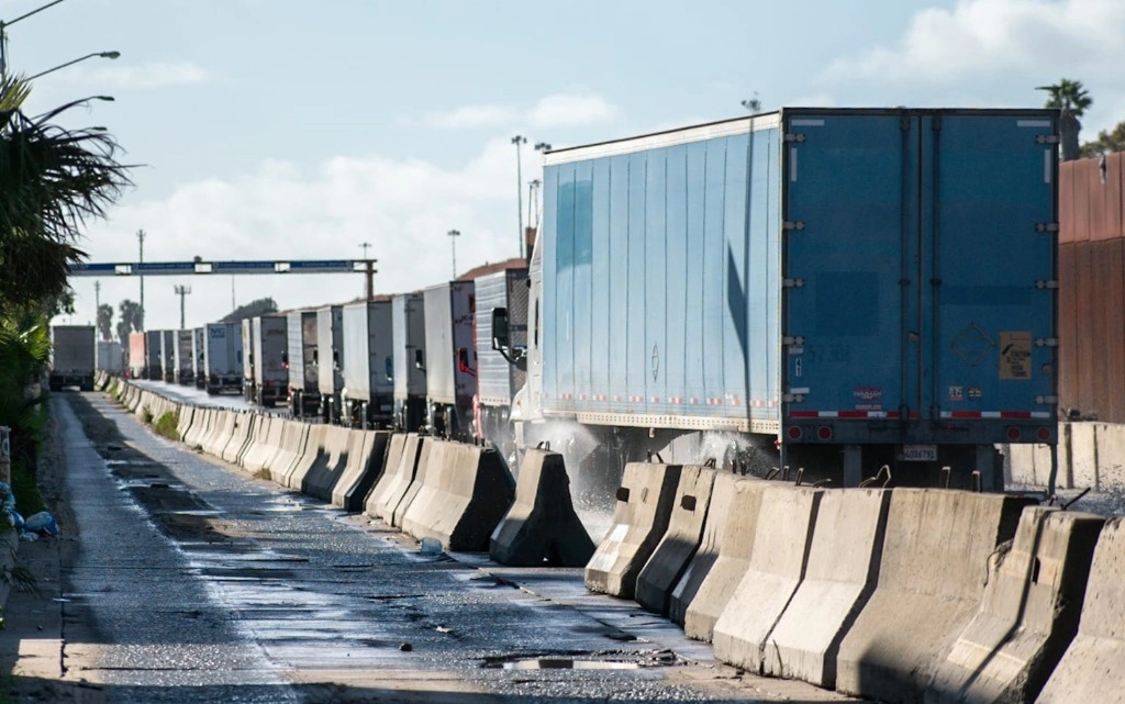 Decenas de camiones hicieron largas filas en las aduanas de la frontera con EU. Foto Luis Bautista / La Jornada Baja California