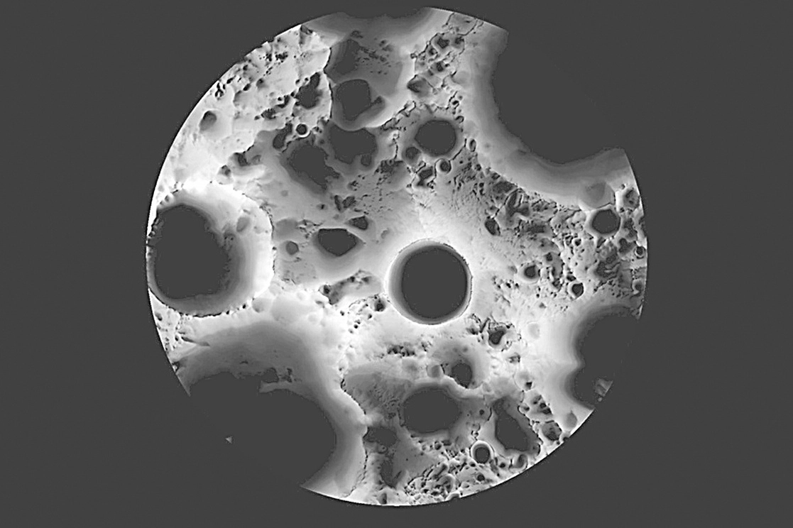 Este mapa de iluminación multitemporal del polo sur del satélite natural fue creado a partir de imágenes tomadas por el Orbitador de Reconocimiento Lunar de la agencia espacial estadunidense. Foto NASA / GSFC / Universidad Estatal de Arizona