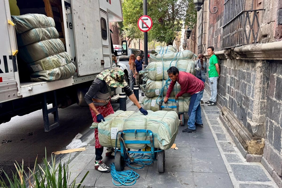 La proliferación de productos chinos ha dificultado el tránsito en el Centro Histórico, donde vendedores ambulantes, diableros y vehículos de carga impiden el paso tanto a peatones como a automovilistas. 