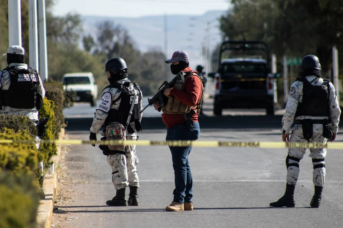 Decenas de agentes estatales y efectivos de la GN y del Ejército montaron un perímetro de seguridad en la zona donde bandas del ‘narco’ colgaron vivos a los 10 hombres luego de torturarlos, mientras peritos e investigadores realizaban diligencias y levantamiento de cuerpos. Foto Cuartoscuro