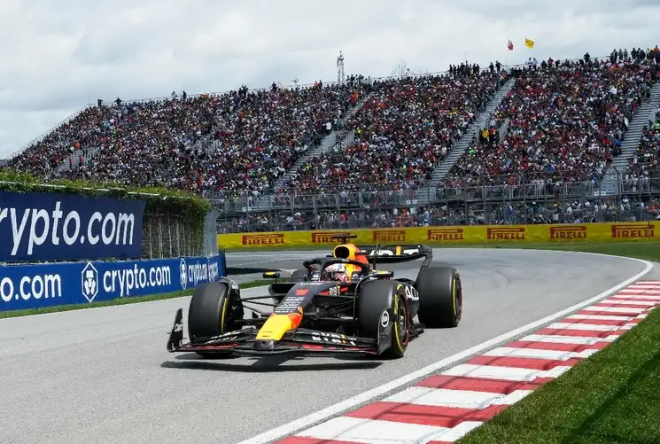 El triunfo ayer del campeón holandés Max Verstappen fue el número 41 de su carrera y el 100 para la escudería de Red Bull en la Fórmula Uno. Foto Ap