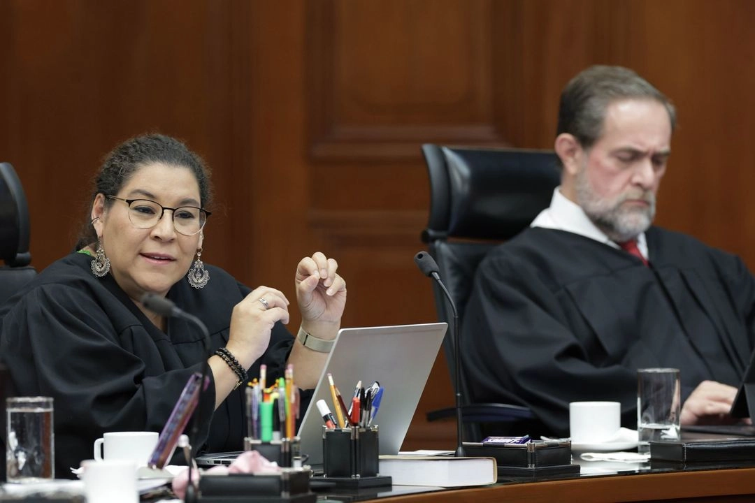 La ministra Batres estuvo presente al inicio de la sesión de la Segunda Sala, lo que permitió el quorum con cuatro integrantes. Sin embargo, al abrirse un receso para recibir al ministro Pardo para votar el impedimento 45/2025 la ministra Lenia Batres abandonó la sala. 
 