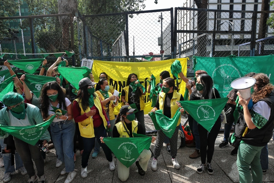Protesta de mujeres a favor del derecho al aborto frente a la embajada de EU en México, el 28 de junio de 2022. Foto Marco Peláez  