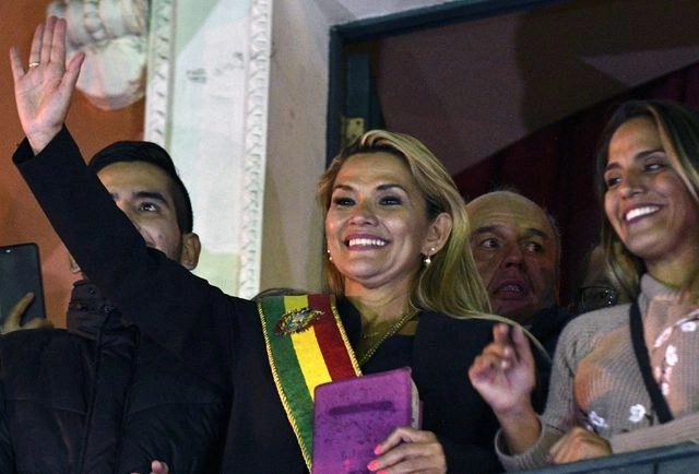 La autoproclamada presidenta de Bolivia, Jeanine Áñez, pidió ayer a los bolivianos impedir el retorno de los “salvajes” al poder. Foto Afp / Archivo 