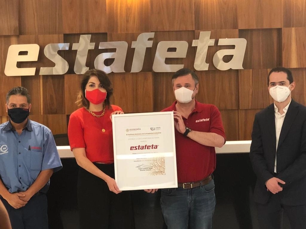 Estafeta invitó al operador Jesús Ramírez Salinas, quien labora hace 28 años en la empresa, con un récord de “cero siniestros”, para recibir la declaratoria emitida por el IMPI. Foto cortesía Estafeta