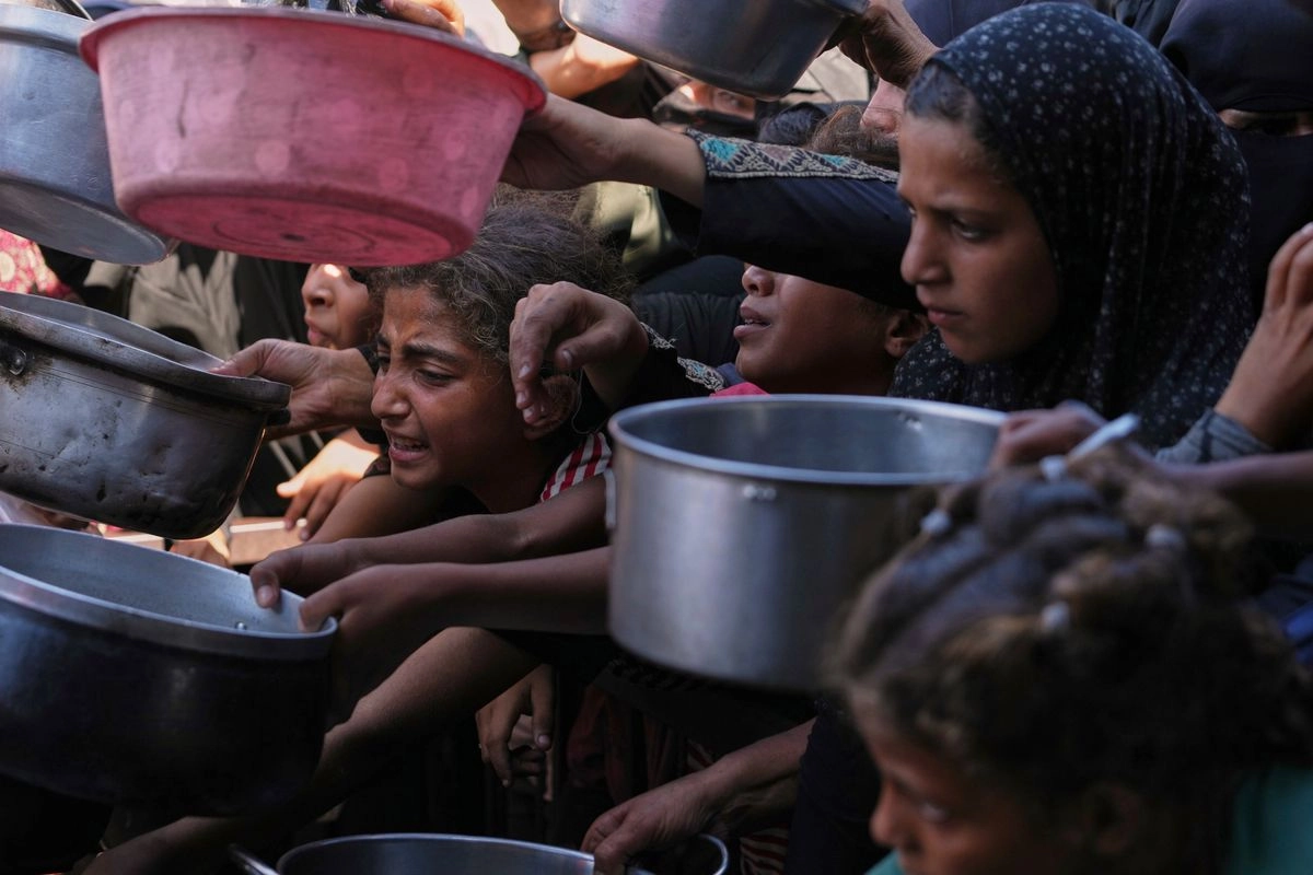 Palestinos luchan por conseguir alimentos donados en una cocina comunitaria en Khan Younis, en el sur de la Franja de Gaza, el 19 de septiembre de 2025.