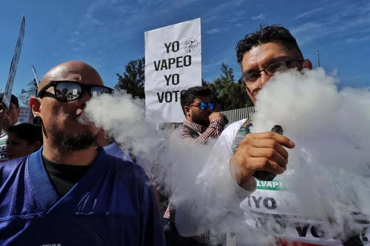 La comunidad a favor del vapeo protestó hoy en los accesos a la Cámara de Diputados, en demanda de su regulación. Foto Marco Peláez
