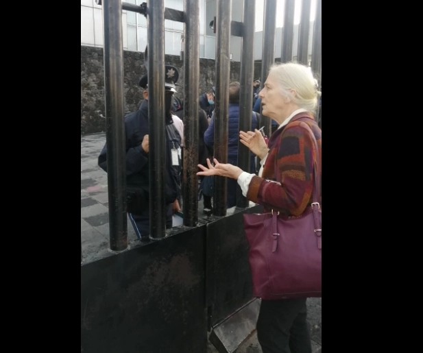 Imagen de la funcionaria afuera de la sede de la Conagua, en la CDMX. Imagen tomada de https://www.facebook.com/pedro.moctezumabarragan
