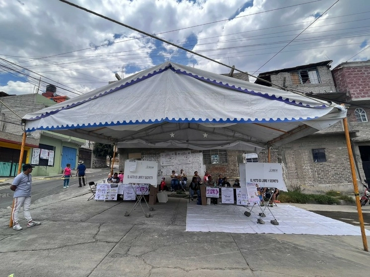 Ciudadanos emiten su voto en las elecciones para gobernadora en el estado de México, en el municipio de Chimalhuacán, el 4 de junio de 2023. Foto Luis Castillo



