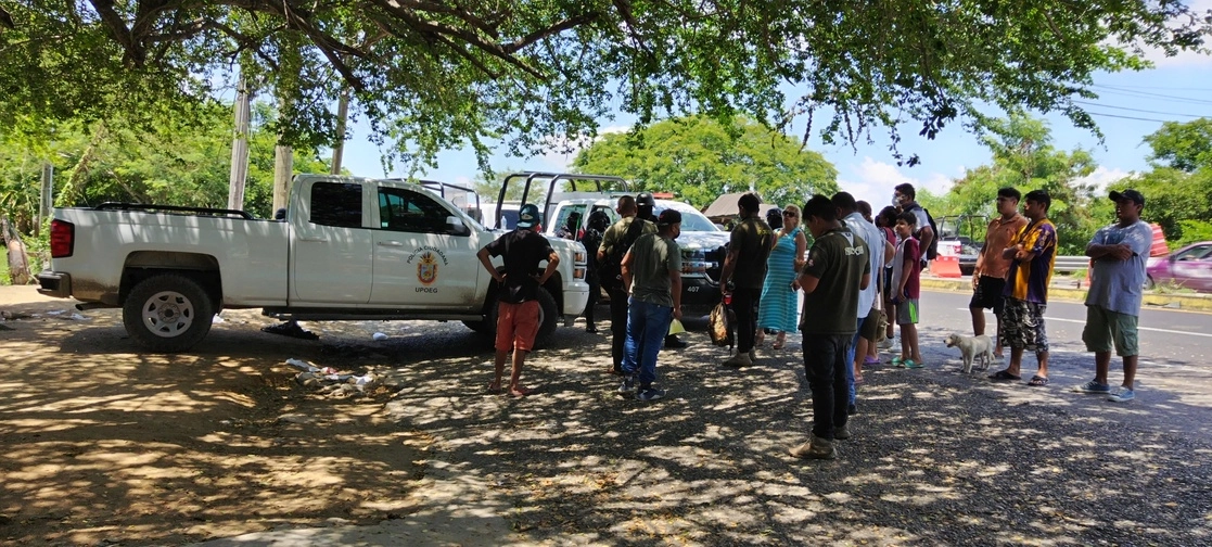 La llamada policía ciudadana de la población Las Parotas impidió el decomiso de su camioneta. Foto Héctor Briseño