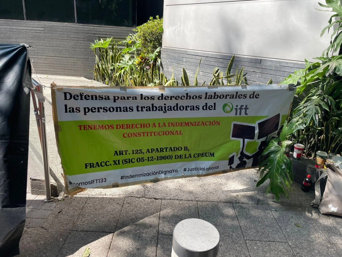 A las 13:30 horas, cerca de 30 extrabajadores permanecían afuera de las instalaciones con pancartas, donde demandan el “derecho de indemnización constitucional”. Foto

