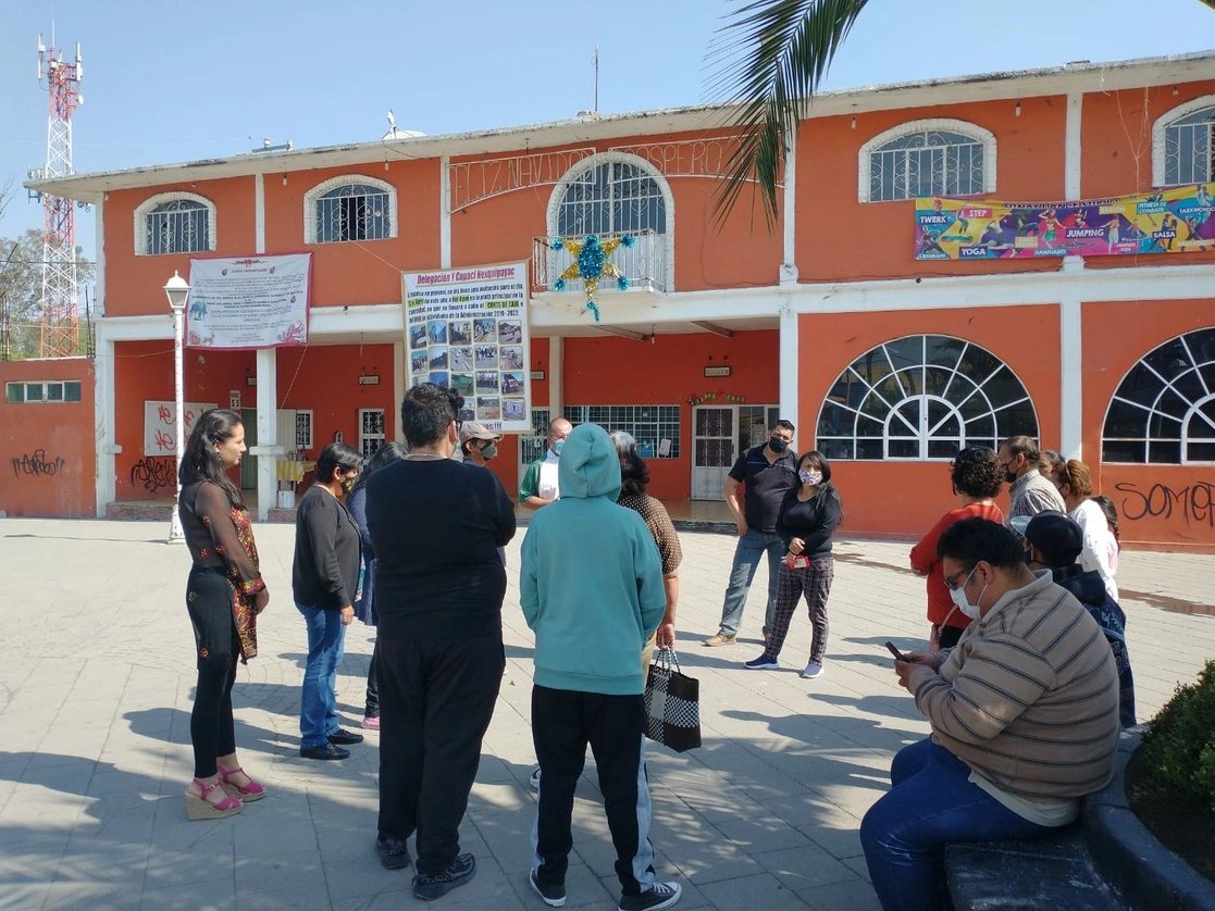 Un grupo de priístas que estaban a favor de la construcción del NAICM en la zona de Texcoco, y que ahora se oponen a la declaratoria de Área Natural Protegida, impidieron la instalación de cuatro casillas en el poblado de Nexquipayac, en Atenco. Foto Javier Salinas Cesáreo