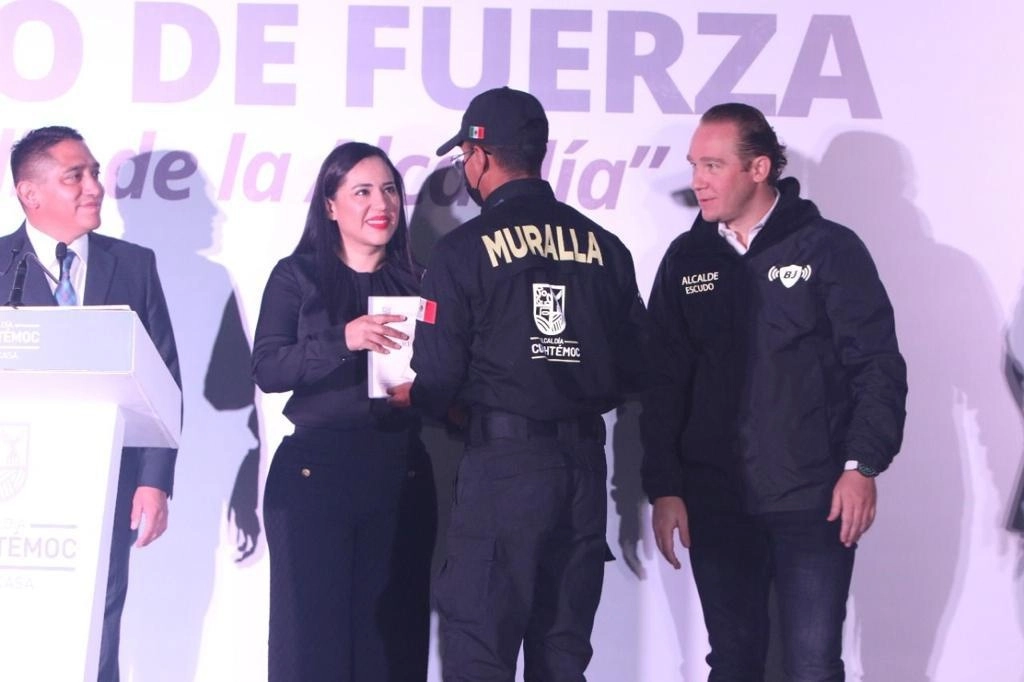 La alcaldesa Sandra Cuevas premió a uniformados, con el objetivo de incentivar sus labores, el 27 de junio de 2022. Foto cortesía alcaldía Cuauhtémoc