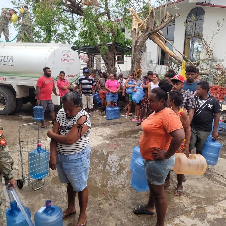 Personal de Conagua distribuye agua potable a población afectada por el huracán 'Erick'. Foto 