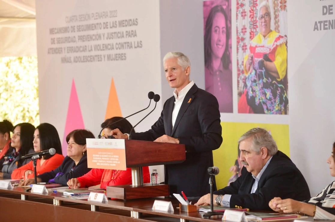 El gobernador del estado de México, Alfredo del Mazo, dijo que busca un cambio en las nuevas generaciones  respecto al tema de derechos y respeto a las mujeres. Foto ‘La Jornada’