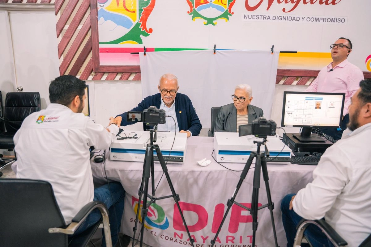 El gobernador del estado, Miguel Ángel Navarro, y su esposa, la presidenta del Sistema DIF Nayarit, doctora Beatriz Estrada, encabezaron el arranque del sistema de captación de datos biométricos en el Registro Civil del estado. Foto