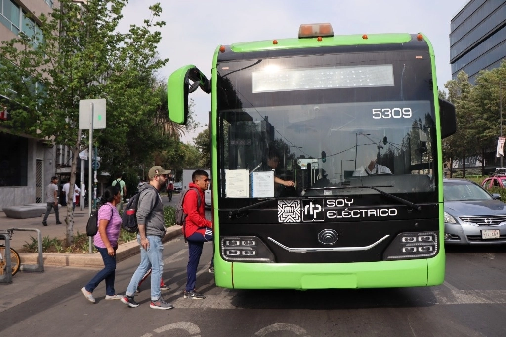 Las nuevas unidades tendrán la capacidad para trasladar a más de 90 personas. Foto La Jornada