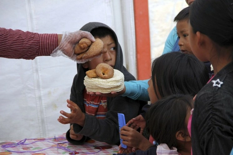 La Estrategia Radiofónica para Comunidades y Pueblos Indígenas integrará una barra programática con materiales auditivos elaborados por el Consejo Nacional de Fomento Educativo. Foto Cuartoscuro / archivo