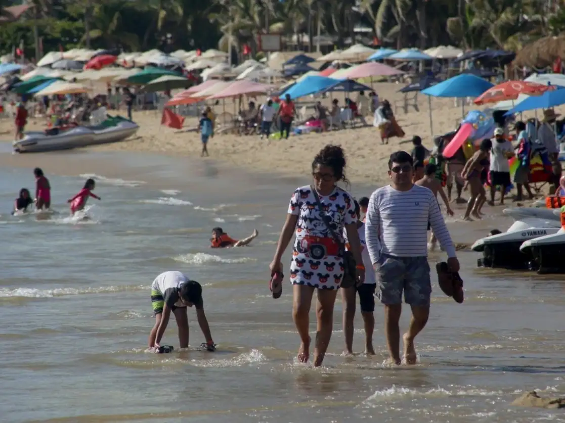 El gobierno estatal instaló filtros en accesos a playas de Acapulco, donde ofrece gel antibacterial, así como cubrebocas a los visitantes. La imagen, del pasado 22 de diciembre de 2020. Foto Cuartoscuro / Archivo