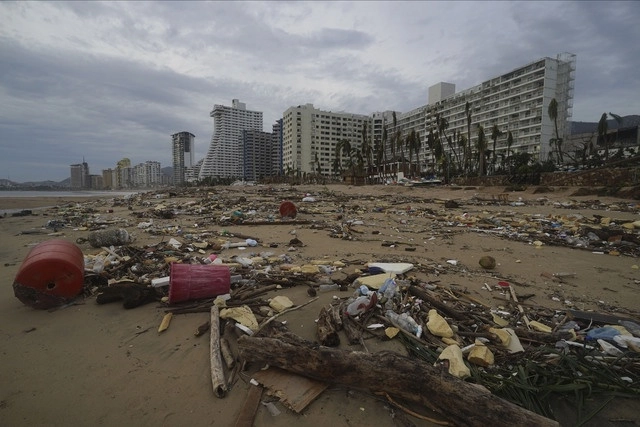 Perspectiva de la zona hotelera de Acapulco, Guerrero tras el paso del huracán 'Otis'. Foto Ap