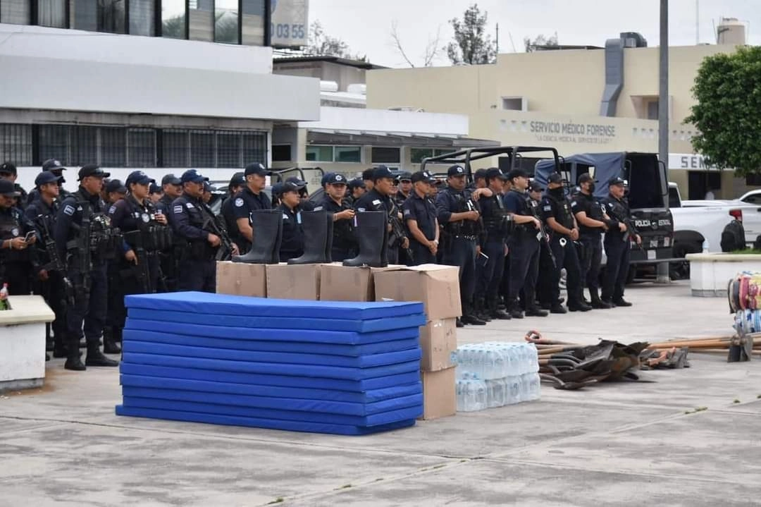 Reunión de autoridades  para establecer las medidas y acciones de prevención en beneficio de la población en la zona costera ante la entrada a tierra del huracán 'Roslyn'. Foto cortesía Gobierno Nayarit