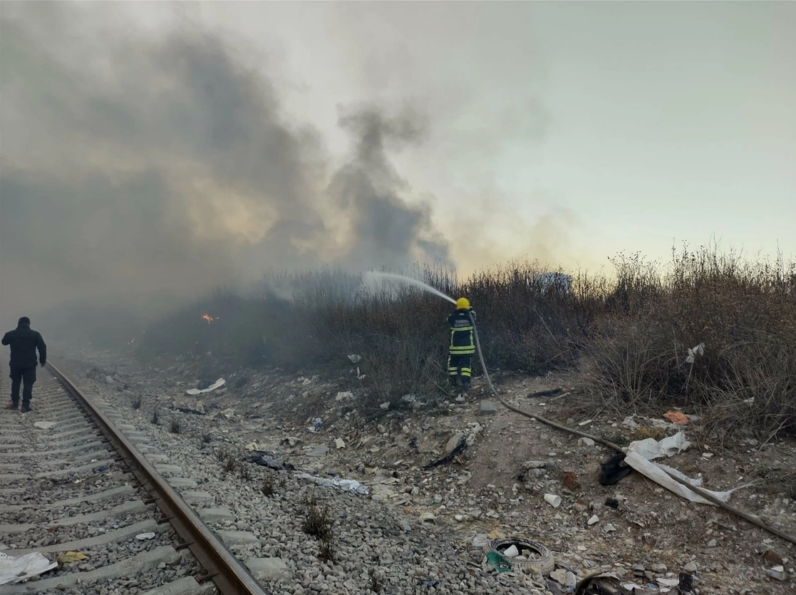 Incendio de pastizal en las avenidas Bordo de Xochiaca y Carmelo Pérez. Foto tomada de la cuenta de Twitter @seguridadneza