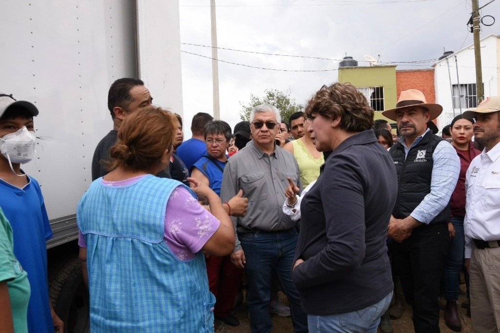 Este sábado, Delfina Gómez Álvarez habló con la gente y les dijo la estrecha colaboración existente entre los tres niveles de gobierno, los cuales desplegaron brigadas en las zonas afectadas por las inundaciones en las cinco localidades del poniente y oriente mexiquense. Foto @delfinagomeza 