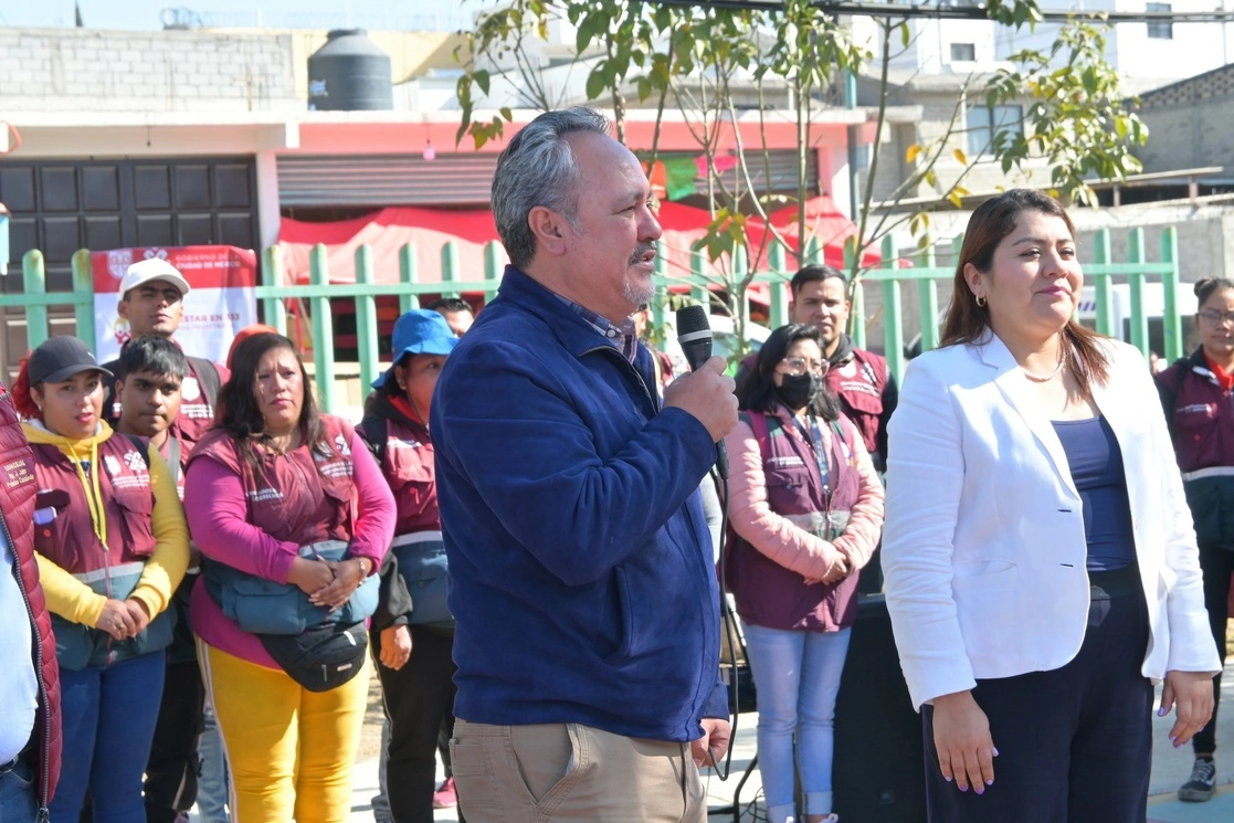 Banderazo de salida del programa de Bienestar en la colonia 3 de mayo de Tláhuac. Foto tomada de la cuenta de Twitter @RigoSalgadoV